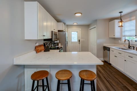 Centrally Located Cozy Pet Friendly Cottage House in Nashville