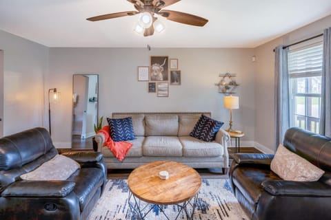 Centrally Located Cozy Pet Friendly Cottage House in Nashville
