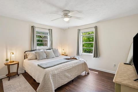 TV and multimedia, Bedroom, flat iron