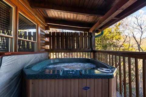 Spacious Cabin Stay for 9 with Hot Tub Close to Town Cabin in Sevierville
