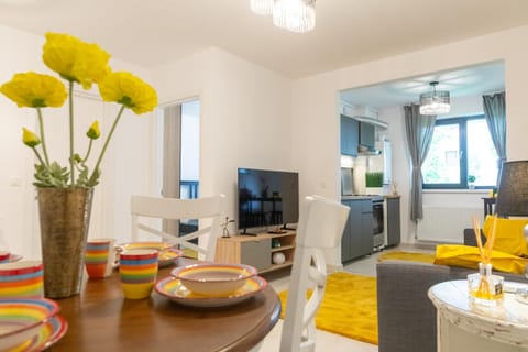 Communal lounge/ TV room, TV and multimedia, Living room, Seating area, Dining area, Evening entertainment