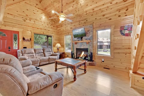 3 BDR Log Cabin in Cozy Resort with Private Hot Tub Cabin in Pittman Center