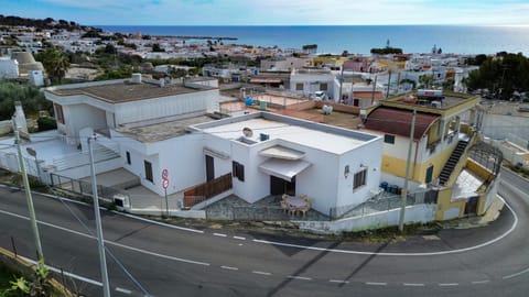 Property building, Day, Neighbourhood, Natural landscape, Bird's eye view, City view, Sea view, Street view, Location