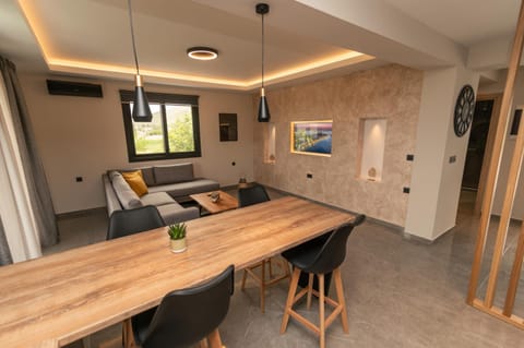 TV and multimedia, Kitchen or kitchenette, Living room, Seating area, Dining area, air conditioner