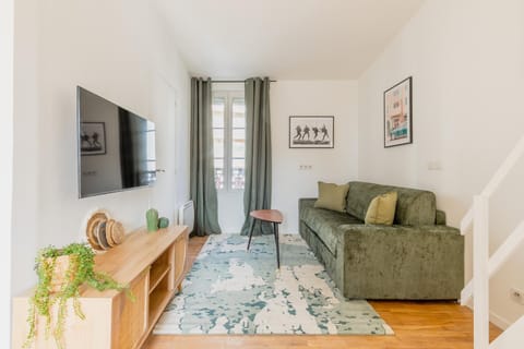 Bed, TV and multimedia, Living room, Photo of the whole room, Seating area
