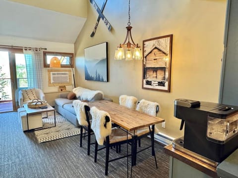 Moose Mtn Retreat Ski in out Condo Pool Hot Tub Fire Pits House in Lutsen