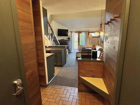 Moose Mtn Retreat Ski in out Condo Pool Hot Tub Fire Pits House in Lutsen