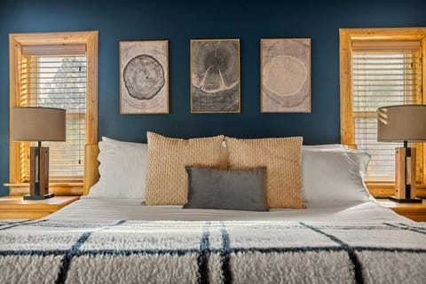 Llama Bear Lodge with Hot Tub House in Big Bear