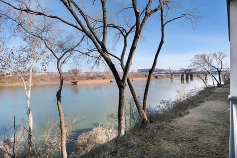 Riverfront Charm - A Scenic Downtown Stay for 6 House in East Nashville
