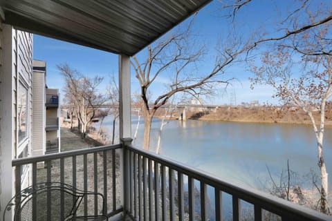 Riverfront Charm - A Scenic Downtown Stay for 6 House in East Nashville