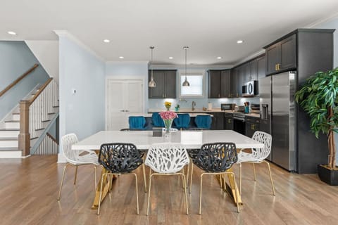 Chic Townhome for 8 w Rooftop House in East Nashville