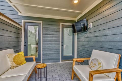 Beautiful Balcony Sleeps 12 4 Miles from Broadway House in East Nashville