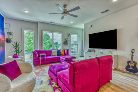 Beautiful Balcony Sleeps 12 4 Miles from Broadway House in East Nashville