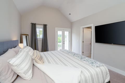 Cumberland Emerald - Walk to Dining House in Old Hickory