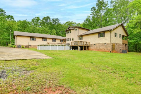 5 Mi to Lake Robinson WFH-Friendly Home with Pool House in Greer