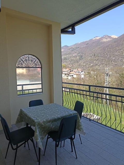 View (from property/room), Dining area, Mountain view