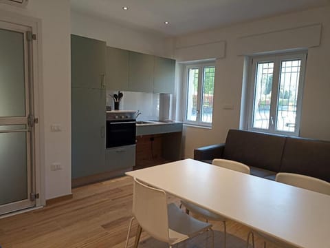 Coffee/tea facilities, Kitchen or kitchenette, Dining area, oven, stove