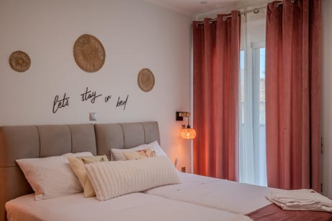 Bed, Photo of the whole room, Decorative detail, Bedroom