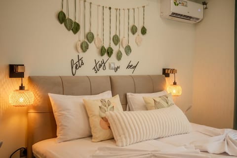 Bed, Photo of the whole room, Bedroom, air conditioner