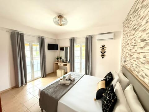 Communal lounge/ TV room, Bed, TV and multimedia, Living room, Photo of the whole room, Seating area, Evening entertainment, Bedroom, towels, air conditioner