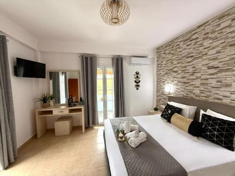 Bed, TV and multimedia, Living room, Photo of the whole room, Seating area, Bedroom, hair dresser, towels