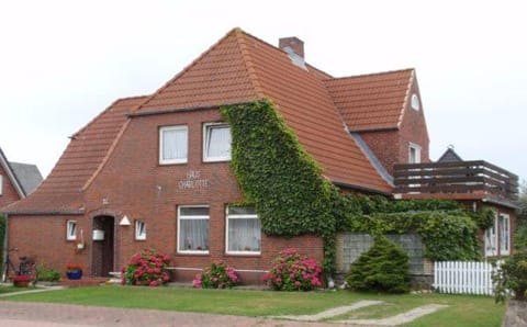 Facade/entrance, Spring