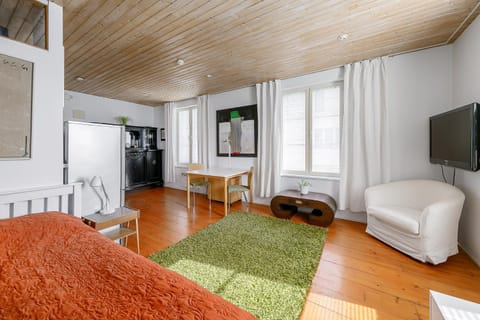 Bed, TV and multimedia, Living room, Seating area