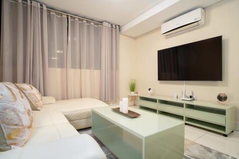 Communal lounge/ TV room, TV and multimedia, Living room, Seating area, air conditioner