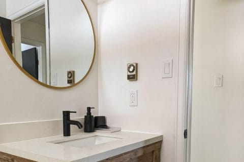 Beautiful Monthly 1BR Near NREL & Trails - Quaker Room 3 Bed and Breakfast in Golden