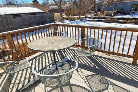 Beautiful Monthly 1BR Near NREL & Trails - Quaker Room 3 Bed and Breakfast in Golden