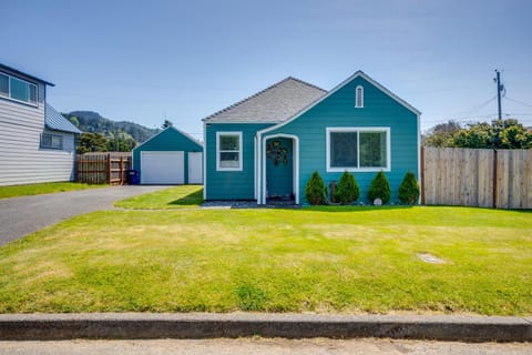 Walk to Gold Beach Charming Cottage with Yard! House in Gold Beach