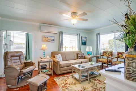 Walk to Gold Beach Charming Cottage with Yard! House in Gold Beach