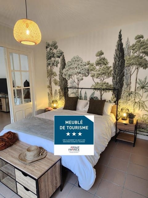 Bed, Photo of the whole room, Seating area, Bedroom, flat iron