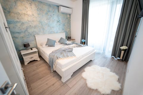 Bed, Photo of the whole room, Bedroom, towels, air conditioner