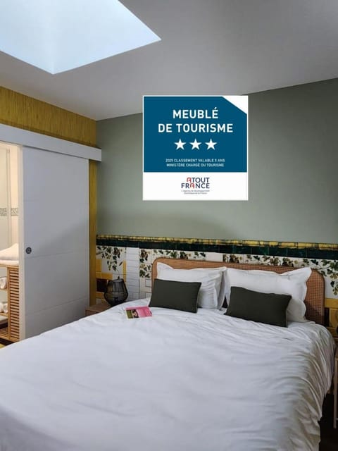 Bed, Photo of the whole room, Bedroom, flat iron