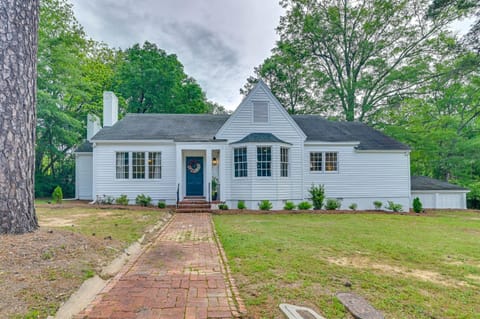 1 Mi to Miss State Wremy Cottage with Deck and Yard House in Starkville