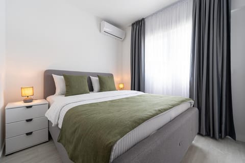 Bed, Photo of the whole room, Bedroom, air conditioner