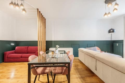 Bed, Seating area, Dining area