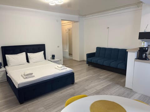 Bed, Coffee/tea facilities, Kitchen or kitchenette, Living room, Photo of the whole room, Seating area, Dining area, Bedroom, towels