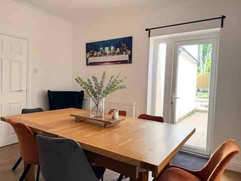 Seating area, Dining area