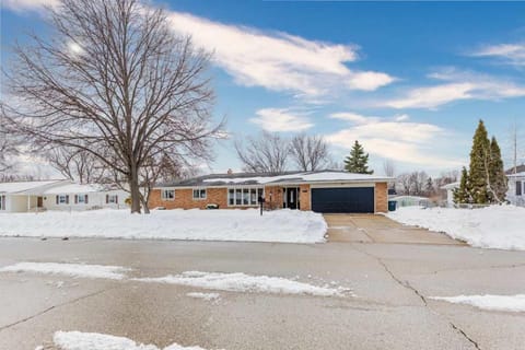 Stadium District Resch 3 BR Sleeps 8 House in Ashwaubenon