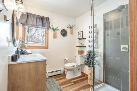 Stadium District Resch 3 BR Sleeps 8 House in Ashwaubenon
