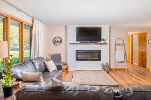 Stadium District Resch 3 BR Sleeps 8 House in Ashwaubenon