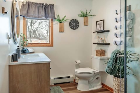 Stadium District Resch 3 BR Sleeps 8 House in Ashwaubenon