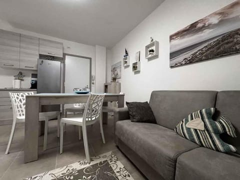 Summer, Living room, Seating area, Dining area