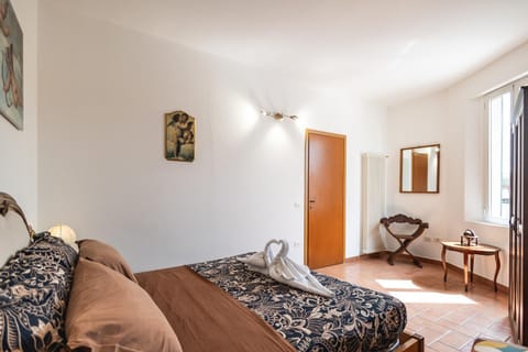 Bed, Living room, Photo of the whole room, Seating area, Bedroom