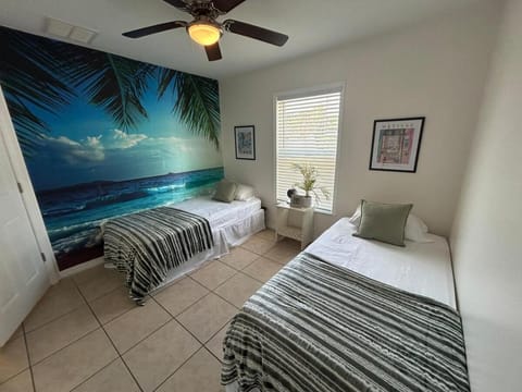 Tropical 3bed 2bath Lakeland Home on corner lot House in Lakeland