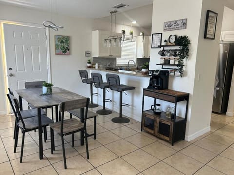 Tropical 3bed 2bath Lakeland Home on corner lot House in Lakeland