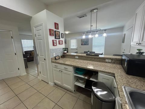 Tropical 3bed 2bath Lakeland Home on corner lot House in Lakeland