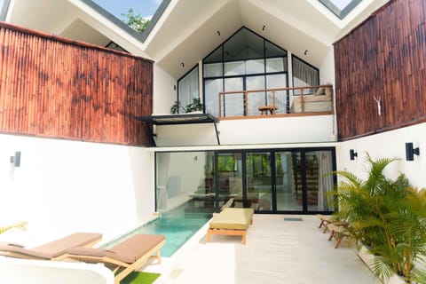 Property building, Balcony/Terrace, Seating area, Pool view, Swimming pool, sunbed